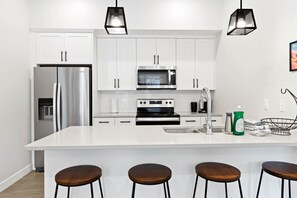 Refrigerador, microondas, horno, placa de cocina