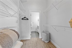 Combined shower/bathtub, towels