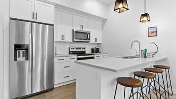 Réfrigérateur, micro-ondes, four, plaque de cuisson