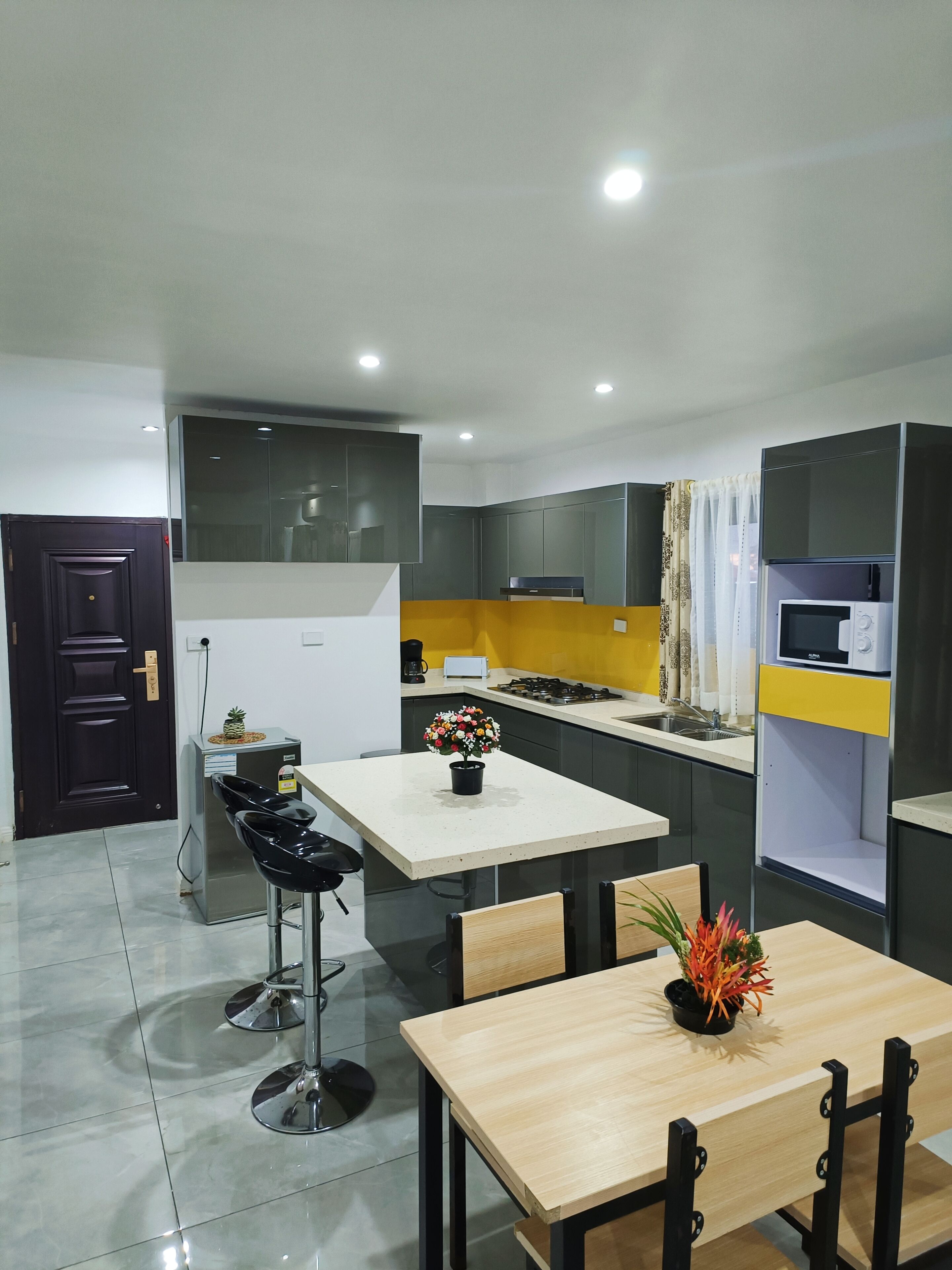 Full-sized fridge, microwave, stovetop, electric kettle