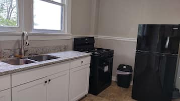 Oven, stovetop, coffee/tea maker, toaster