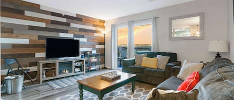 公寓客房, 多張床, 露台, 山景 (Branson Overlook) | 客廳 | 42 吋平面電視連數碼電視頻道、壁爐