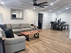 スマートテレビ、書庫、ステレオ