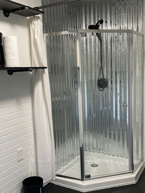 Dusche, Handtücher, Toilettenpapier