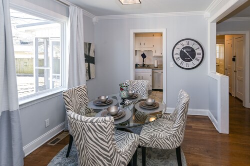 New! Peaceful 2 bedroom bungalow with screened in porch