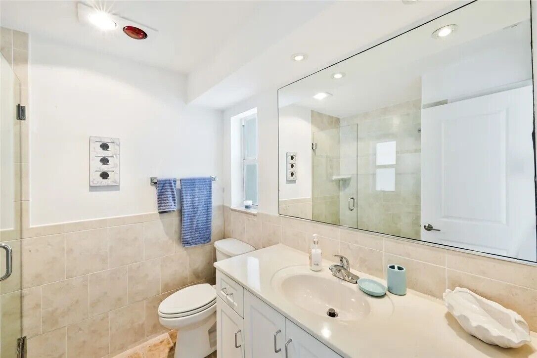 Bathtub, towels