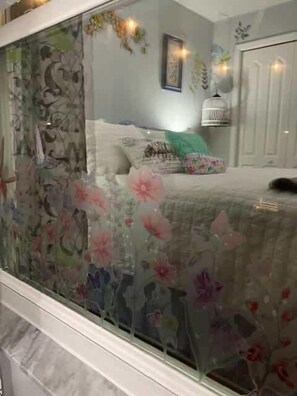 3 bedrooms, desk, iron/ironing board, travel crib