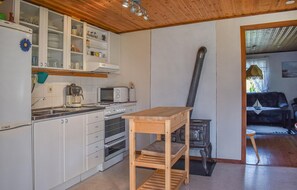 KylskÄp, mikrovÄgsugn, spishÀll och kaffe- och tebryggare