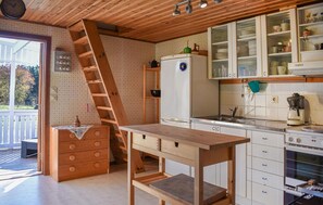 KylskÄp, mikrovÄgsugn, spishÀll och kaffe- och tebryggare