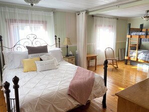 3 soverom, skrivebord, strykejern/-brett og reiseseng for barn