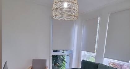 Budget 3BR home - 12 mins from airport, Bohemian Styled, great for small groups.