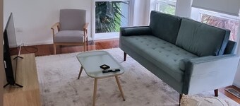 Budget 3BR home - 12 mins from airport, Bohemian Styled, great for small groups.