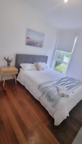 Budget 3BR home - 12 mins from airport, Bohemian Styled, great for small groups.