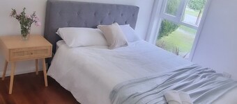 Budget 3BR home - 12 mins from airport, Bohemian Styled, great for small groups.