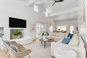 55-inch TV with digital channels, foosball, streaming services - Twin Fin by Avantstay Walk to the Beach - Chic 30A Retreat (Panama City Beach)