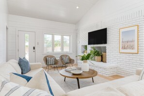 55-inch TV with digital channels, foosball, streaming services - Twin Fin by Avantstay Walk to the Beach - Chic 30A Retreat (Panama City Beach)