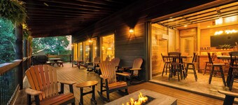 Wanderer by Avantstay Sleeps 34, A+ Custom Smokies Cabin