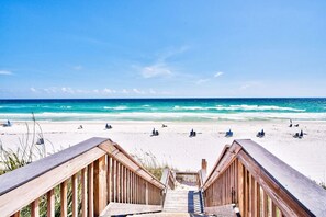 بالقرب من الشاطئ