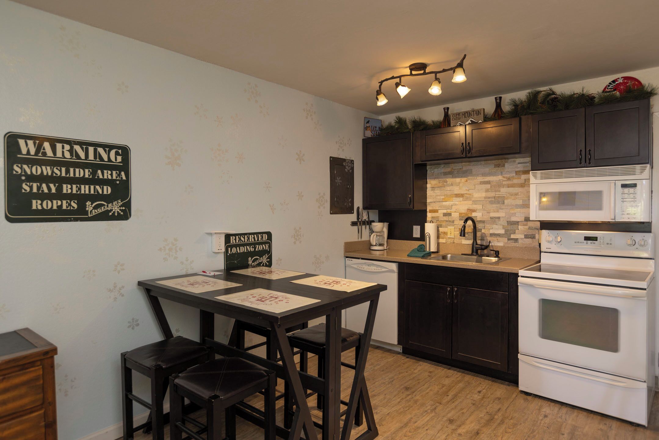 冰箱、微波炉、烤箱、炉灶