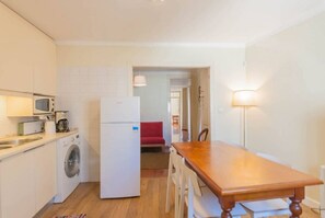 Refrigerador, microondas, parrilla de estufa y cafetera y tetera 