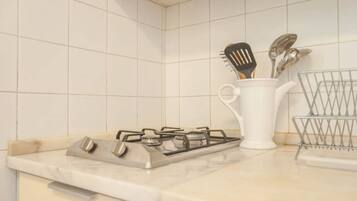 Réfrigérateur, micro-ondes, plaque de cuisson, cafetiÚre/bouilloire