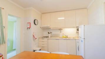 Réfrigérateur, micro-ondes, plaque de cuisson, cafetiÚre/bouilloire