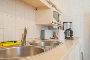 Refrigerador, microondas, parrilla de estufa y cafetera y tetera 