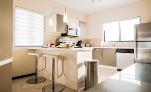 Fridge, microwave, oven, stovetop - Deluxe 2-bdr condo in Gold Coast - Malmok/ Au~248C (Noord)