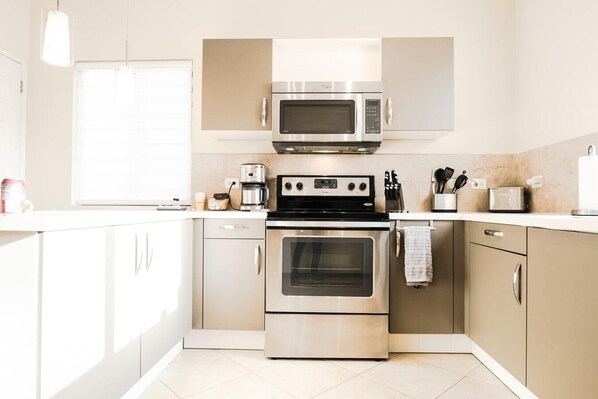 Refrigerador, microondas, horno y parrilla de estufa 