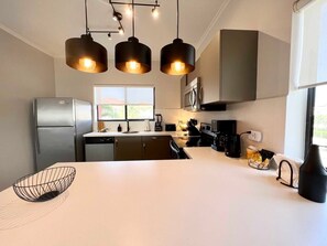 Fridge, microwave, oven, stovetop - Deluxe 2-bdr condo in Gold Coast - Malmok /Au~126D (Noord)