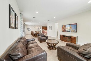 テレビ、テーブルサッカー台、卓球台