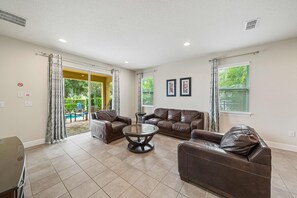 テレビ、テーブルサッカー台、卓球台