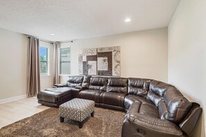 テレビ、テーブルサッカー台、卓球台