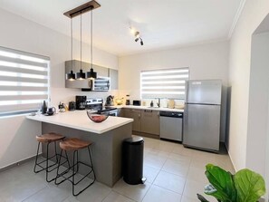 Fridge, microwave, oven, stovetop - Deluxe 2-bdr condo in Gold Coast - Malmok /Au~126A (Noord)
