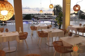 Outdoor dining - Deluxe 2-bdr condo in Gold Coast - Malmok /Au~126A (Noord)