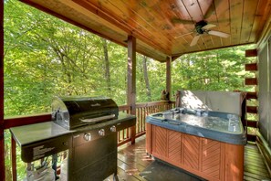Outdoor spa tub - Cozy Retreat with Hot Tub, Firepit & Fireplace! - Bearfoot Ridge (Blue Ridge)