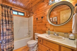 Combined shower/bathtub, towels