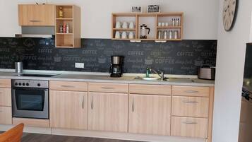 Mikrowelle, Toaster, Hochstuhl, Gefrierschrank