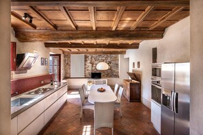 Frigorifero, microonde, forno, piano cottura