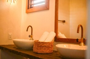 Deluxe House | Bathroom | Towels
