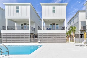 Alberca al aire libre y alberca climatizada