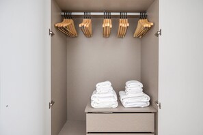 Interior - Amazing Justicia 2BR, in the heart of Madrid, by Blueground (Madrid)