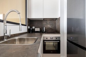 Réfrigérateur, four à micro-ondes, un four, surface de cuisson