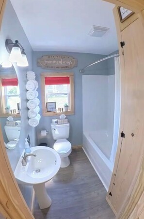 Combined shower/bathtub, hair dryer, towels, soap - Million Dollar View Cabin By New River Gorge Park (Cool Ridge)