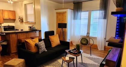 Contemporary Coventry:1 bd w Fireplace. NEAR Case, Cle Clinic, UH, downtown!