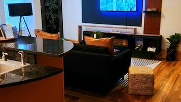 TV connectée, cheminée, livres