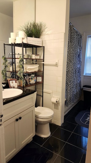 Ensemble douche/baignoire, sĂšche-cheveux, serviettes fournies, savon