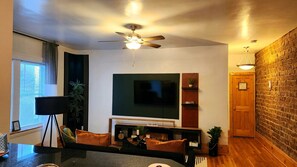 Smart-tv, een open haard en boeken