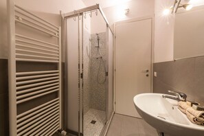 Shower, hair dryer, towels - Apartments Florence - Pellicceria (sx) (Firenze)