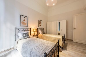 4 dormitorios, tabla de planchar con plancha, wifi y ropa de cama